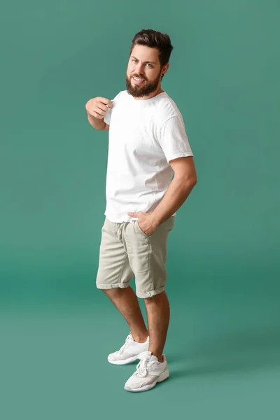 Schöner Mann Weißen Shirt Auf Grünem Hintergrund — Stockfoto