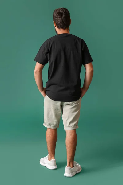 Bonito Homem Shirt Preta Fundo Verde — Fotografia de Stock