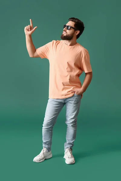 Bello Uomo Shirt Beige Che Punta Qualcosa Sfondo Verde — Foto Stock