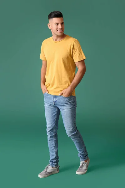 Beau Jeune Homme Shirt Élégant Sur Fond Couleur — Photo