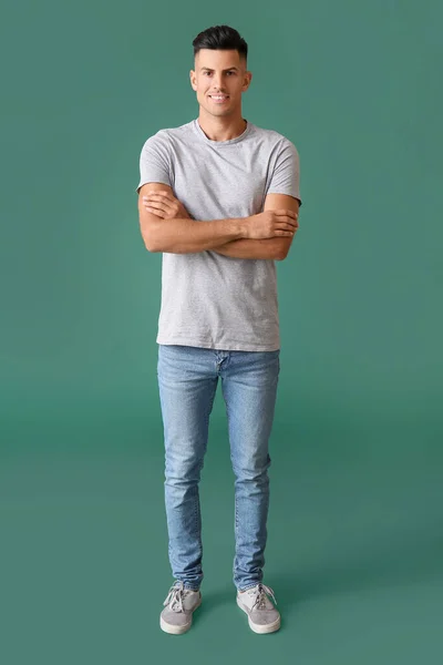 Schöner Junger Mann Stylischem Shirt Auf Farbigem Hintergrund — Stockfoto