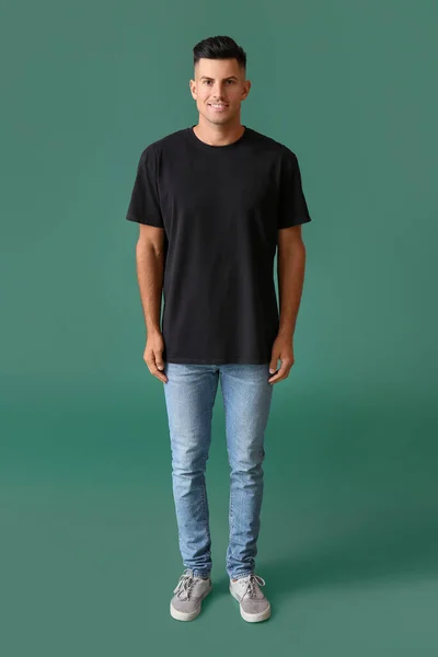 Schöner Junger Mann Stylischem Shirt Auf Farbigem Hintergrund — Stockfoto