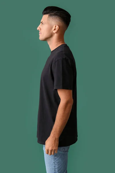 Hombre Joven Guapo Elegante Camiseta Sobre Fondo Color — Foto de Stock