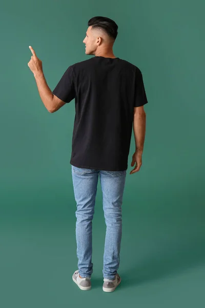 Stilig Ung Man Snygg Shirt Pekar Något Färg Bakgrund Baksida — Stockfoto