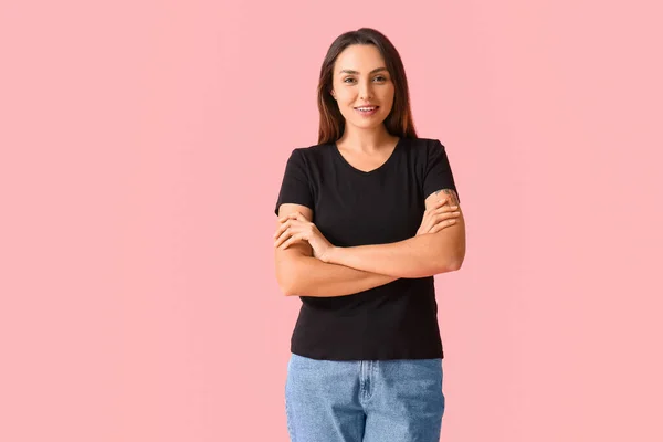 Mujer Joven Camiseta Blanco Sobre Fondo Color — Foto de Stock