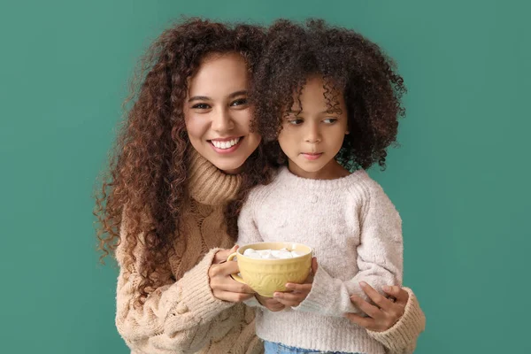 Маленька Афро Американська Дівчина Мати Чашкою Какао Зеленому Фоні — стокове фото