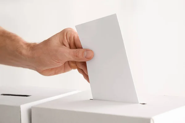 Głosowanie Młodego Człowieka Pobliżu Urny Wyborczej — Zdjęcie stockowe