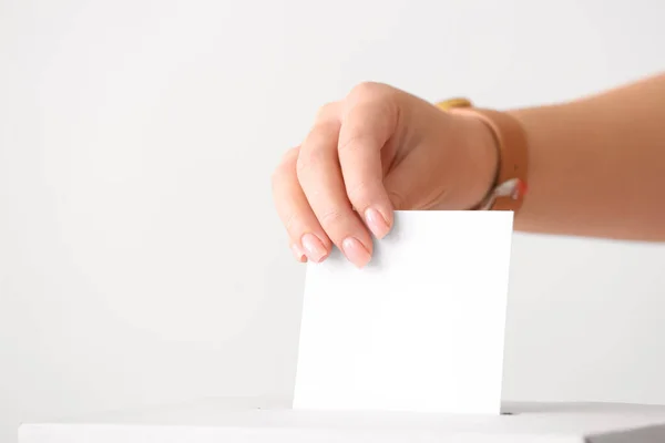 Kobieta Głosująca Pobliżu Urny Wyborczej — Zdjęcie stockowe