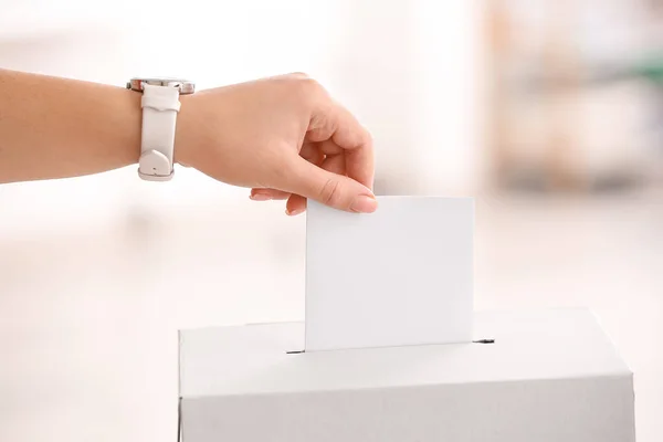 Γυναίκα Που Ψηφίζει Κοντά Στην Κάλπη — Φωτογραφία Αρχείου