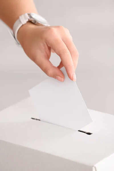 Kobieta Głosująca Pobliżu Urny Wyborczej — Zdjęcie stockowe