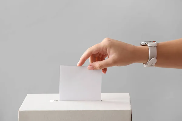 Szavazó Szavazóurna Közelében — Stock Fotó
