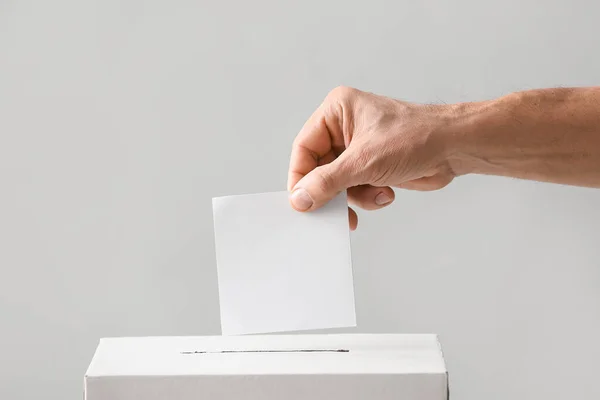 투표함 근처에서 투표하는 — 스톡 사진