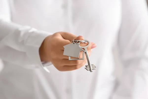 Frau Mit Schlüssel Aus Haus Nahaufnahme — Stockfoto