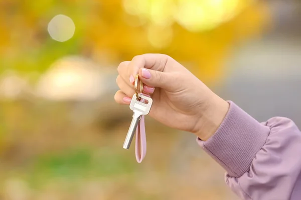 Frau Hält Schlüssel Kette Freien — Stockfoto