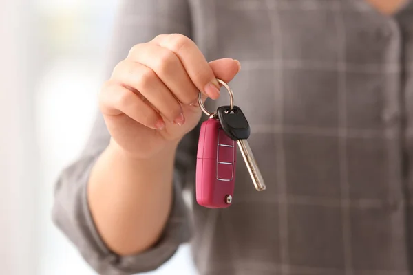Γυναίκα Κρατώντας Κλειδί Από Αυτοκίνητο Closeup — Φωτογραφία Αρχείου