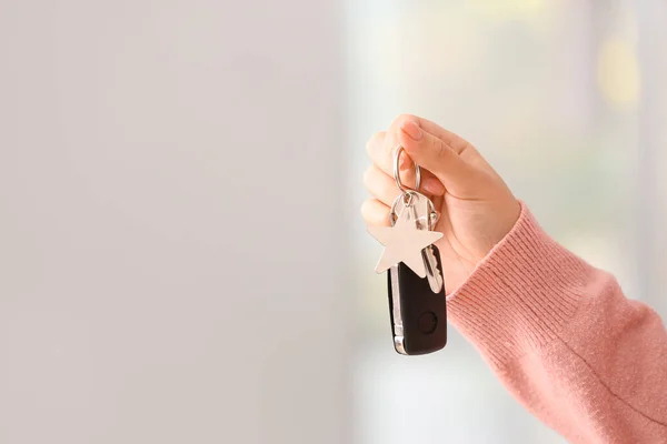 Mulher Segurando Chave Carro — Fotografia de Stock