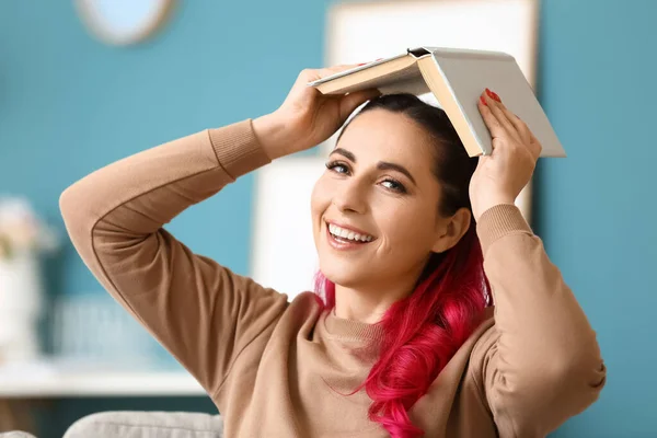 Mulher Bonita Com Livro Casa — Fotografia de Stock