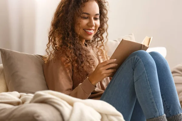 Happy Young African American Woman Reading Book Sofa Home — Stock Photo, Image