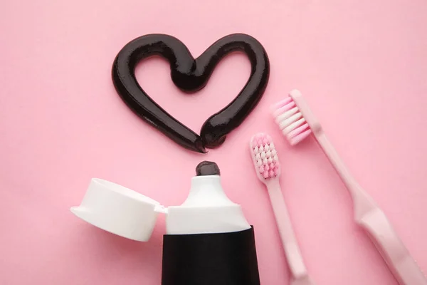 Srdce Černé Zubní Pasty Štětce Trubice Růžovém Pozadí — Stock fotografie