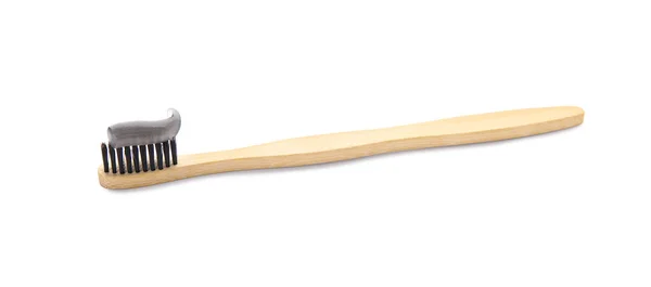 Beyaz Arkaplanda Siyah Diş Macunu Olan Bambu Fırçası — Stok fotoğraf