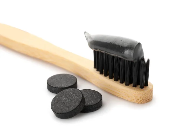 Kartáč Černou Zubní Pastou Aktivní Uhlí Pilulky Bílém Pozadí — Stock fotografie