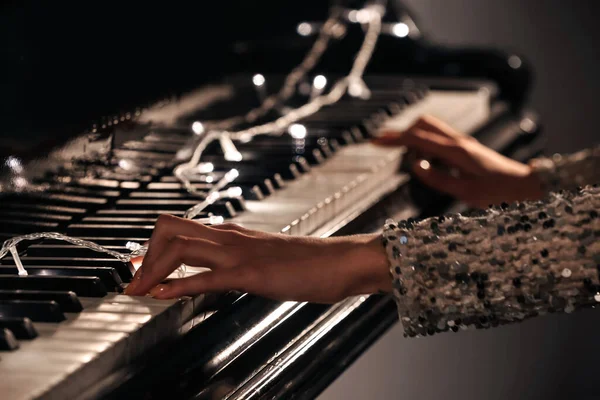 Mujer Tocando Piano Nochebuena Primer Plano — Foto de Stock