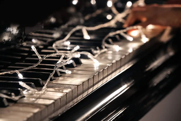 Christmas Glowing Lights Piano Closeup — Stock Photo, Image