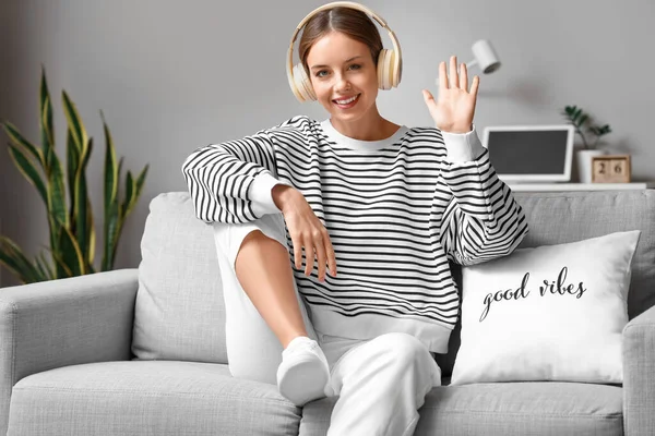 Bella Giovane Donna Con Cuffie Video Chat Casa — Foto Stock