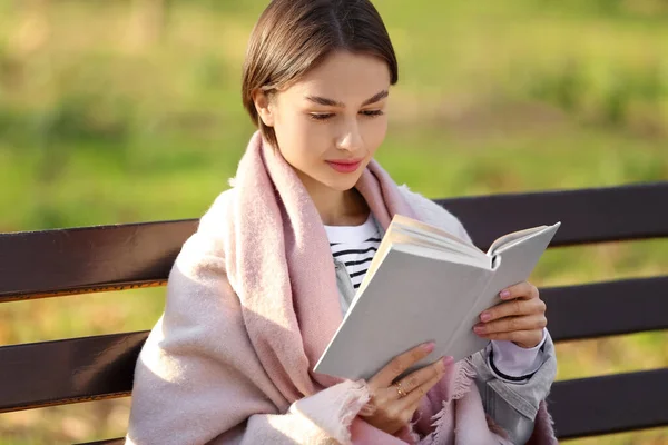 Mulher Bonita Com Livro Leitura Xadrez Banco Madeira Parque Outono — Fotografia de Stock