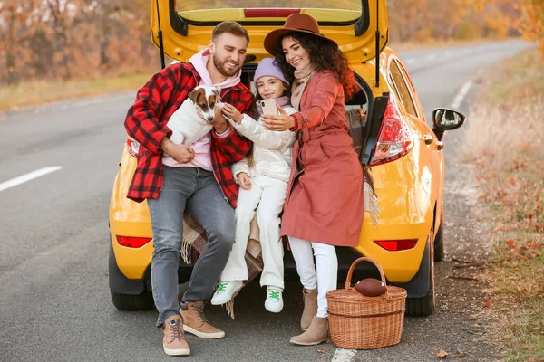 Ouders Met Kleine Dochter Schattige Hond Het Nemen Van Selfie — Stockfoto