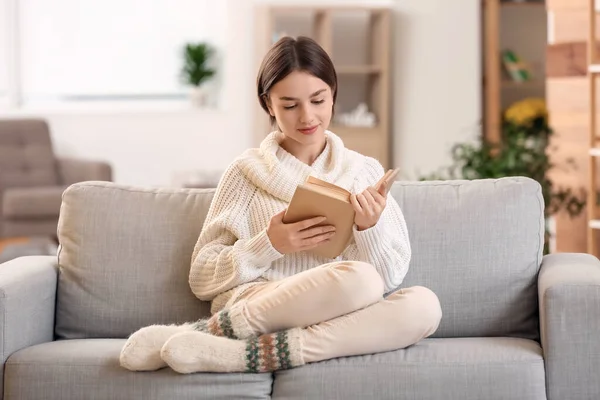 Schöne Junge Frau Liest Buch Hause Auf Dem Sofa — Stockfoto