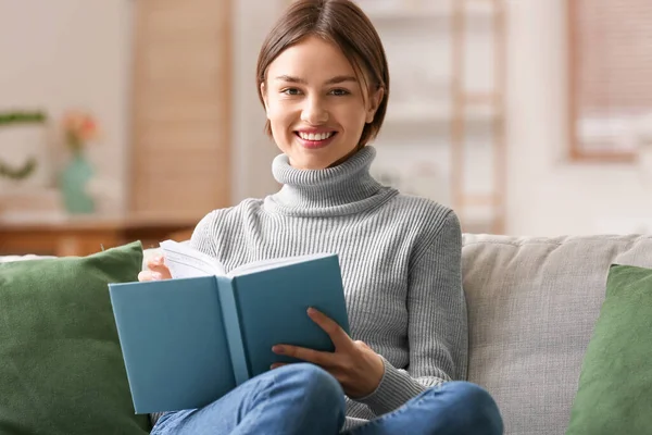 Mulher Bonita Com Livro Sofá Casa — Fotografia de Stock