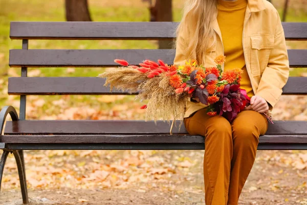 Mladá Žena Krásnou Podzimní Kytice Sedí Lavičce Parku Detailní Záběr — Stock fotografie