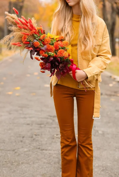 Young Woman Beautiful Autumn Bouquet Park Closeup — Stock Photo, Image