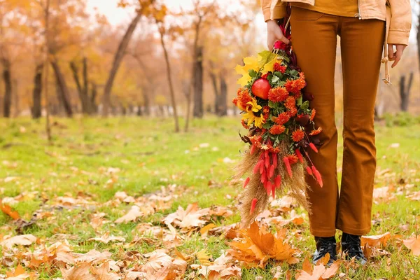 Frau Mit Schönem Herbststrauß Steht Auf Gras Park — Stockfoto
