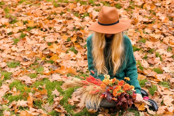 Young Fashionable Woman Felt Hat Sitting Grass Holding Autumn Bouquet — Stock Photo, Image