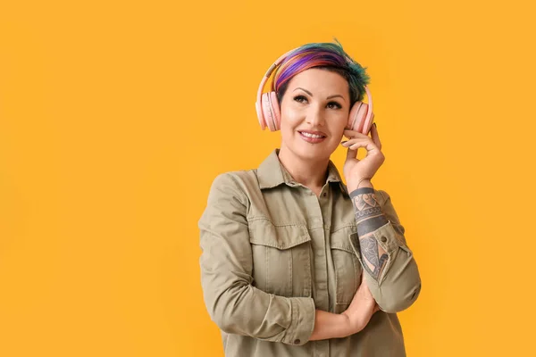 Mooie Vrouw Met Ongewoon Haar Luisteren Naar Muziek Kleur Achtergrond — Stockfoto