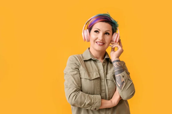 Hermosa Mujer Con Cabello Inusual Escuchando Música Sobre Fondo Color — Foto de Stock