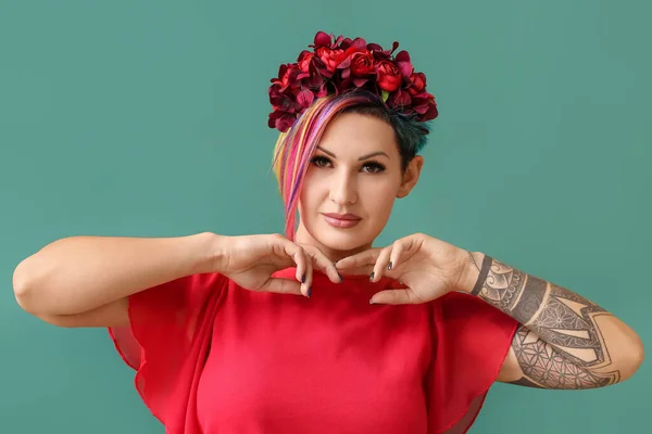 Vacker Kvinna Med Ovanligt Hår Och Blomma Krans Färg Bakgrund — Stockfoto