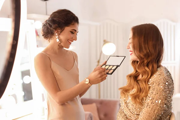 Makeup Artist Working Beautiful Model Beauty Salon — Stock Photo, Image