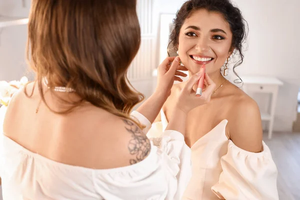 Makeup Artist Working Beautiful Model Beauty Salon — Stock Photo, Image