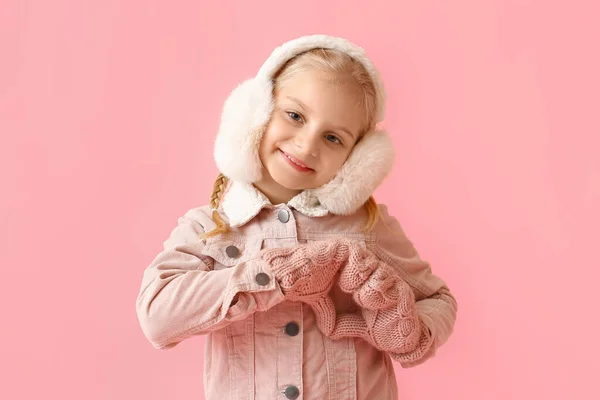 Klein Meisje Stijlvolle Winter Kleding Tonen Hart Vorm Met Haar — Stockfoto