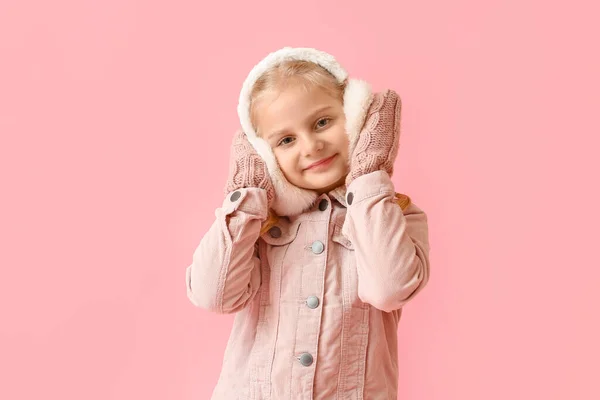 Malá Dívka Stylové Zimní Oblečení Barevném Pozadí — Stock fotografie
