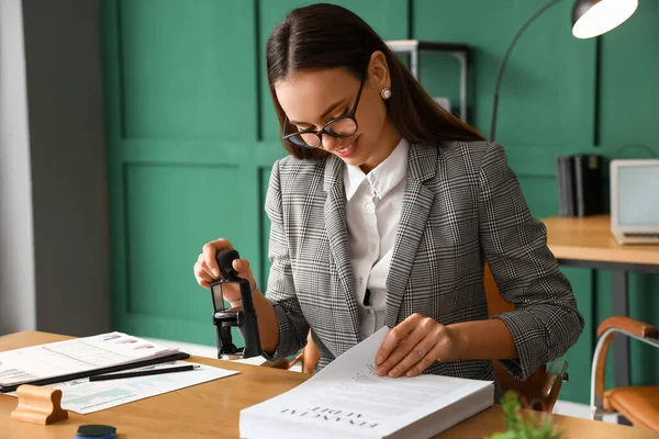 Female Notary Public Attaching Seal Documents Office — Stock Photo, Image