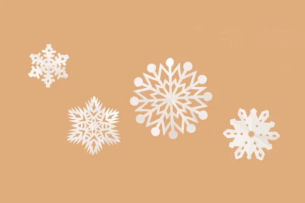 Wiele Pięknych Świątecznych Płatków Śniegu Beżowym Tle — Zdjęcie stockowe