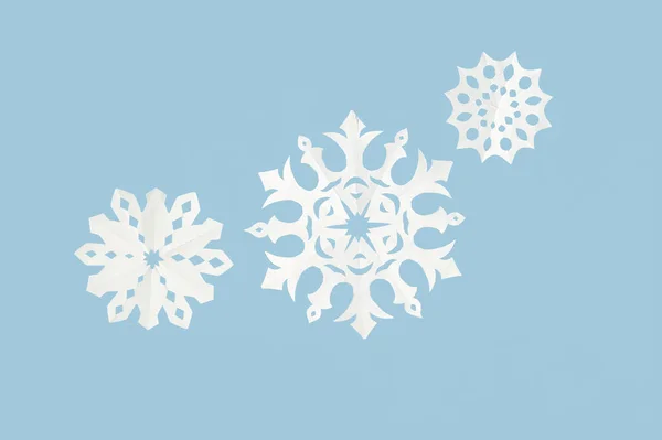 色の背景に異なる美しいクリスマスの雪の結晶 — ストック写真