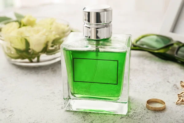 Parfümös Üveg Ékszer Könnyű Asztalon — Stock Fotó