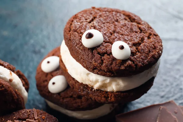 Смешное Шоколадное Печенье Темном Фоне Крупным Планом — стоковое фото