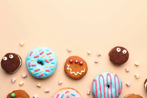 Lustige Kekse Mit Donuts Und Marshmallows Auf Hellem Hintergrund — Stockfoto