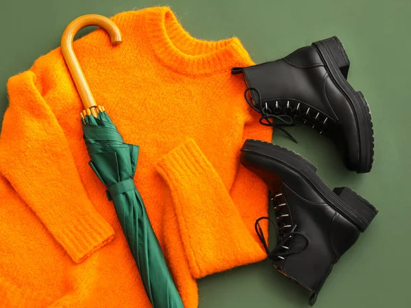 Sapatos Elegantes Suéter Guarda Chuva Fundo Verde Close — Fotografia de Stock